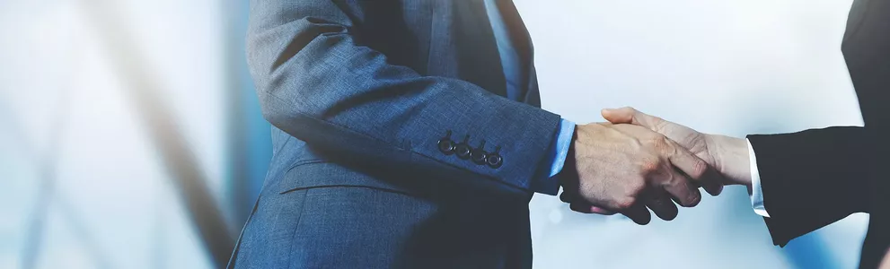 Ein Handschlag zwischen zwei Geschäftspartnern.