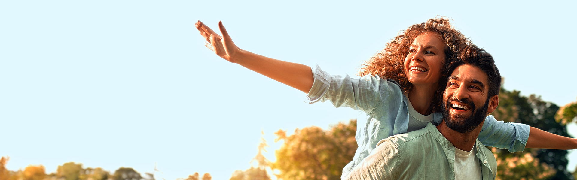 Glückliches Paar was sich keine Sorgen um Energie macht