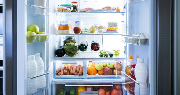 Offener Kühlschrank mit Lebensmittel