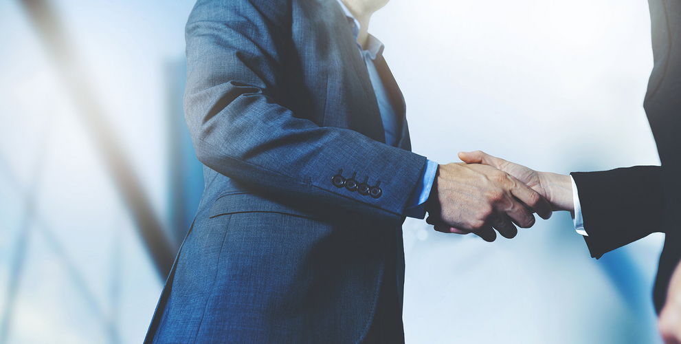 Händeschütteln von Businesspartnern