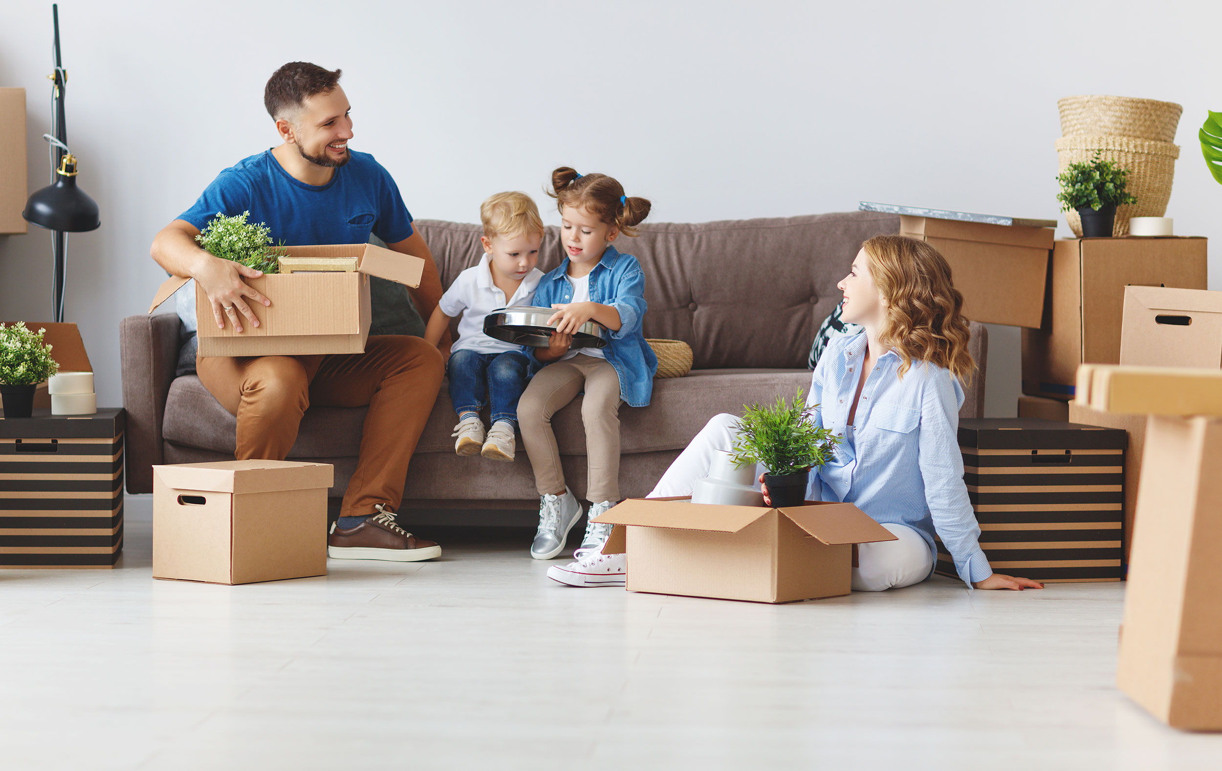 Familie während des einpackens von Kartons