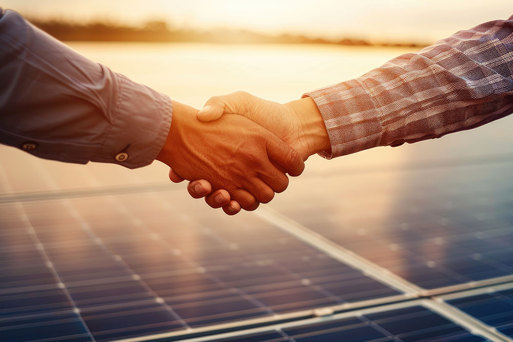 Händeschütteln mit Hintergrund von Solarzellen