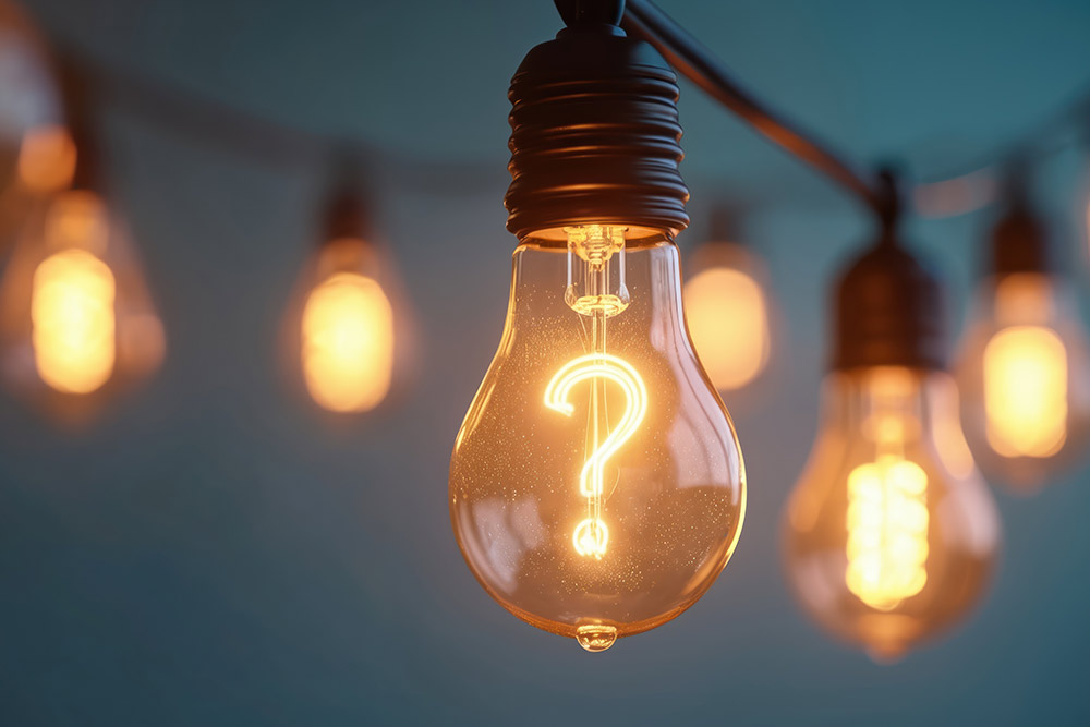 Glühbirne mit einem Fragezeichen als Leuchteffekt - Symbolisiert FAQ