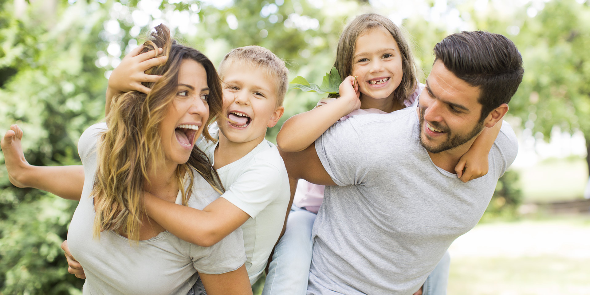 Glückliche Familie mit Energie von extraenergie
